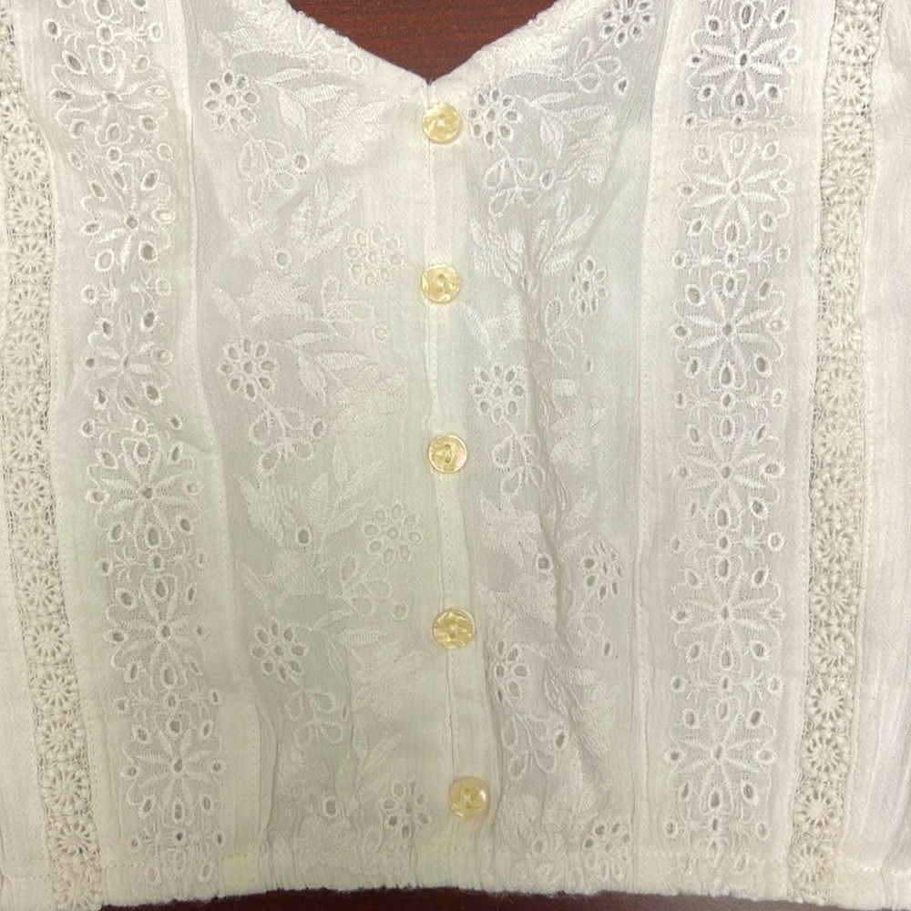 A beautiful white lace top - Picture 2 of 4